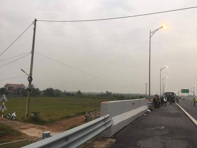 Đi bộ trên cao tốc Hạ Long – Hải Phòng, một thanh niên bị ô tô tông tử vong Đi bộ trên cao tốc Hạ Long – Hải Phòng, một thanh niên bị ô tô tông tử vong