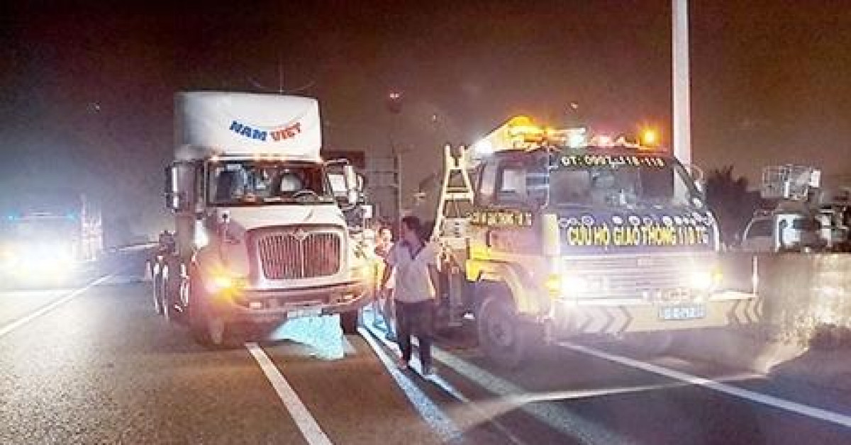 Sau va chạm liên hoàn, xe cứu thương bỏ mặc nạn nhân bị tai nạn giao thông Sau va chạm liên hoàn, xe cứu thương bỏ mặc nạn nhân bị tai nạn giao thông