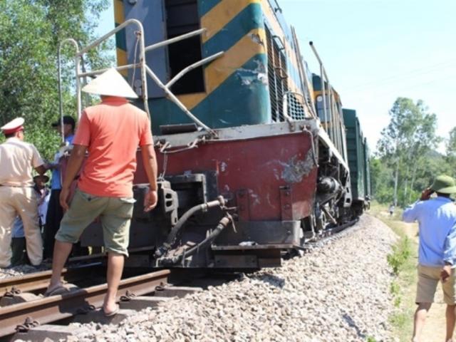 Đang sửa đường ray, hai công nhân bất ngờ bị tàu hỏa tông