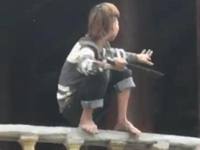 Hà Nội: Nam thanh niên nghi ngáo đá trèo lên lan can chùa, tự chặt nhiều ngón tay