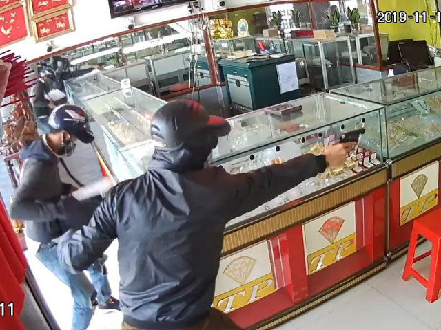 2 nghi phạm nổ súng cướp tiệm vàng ở Hóc Môn bị bắt