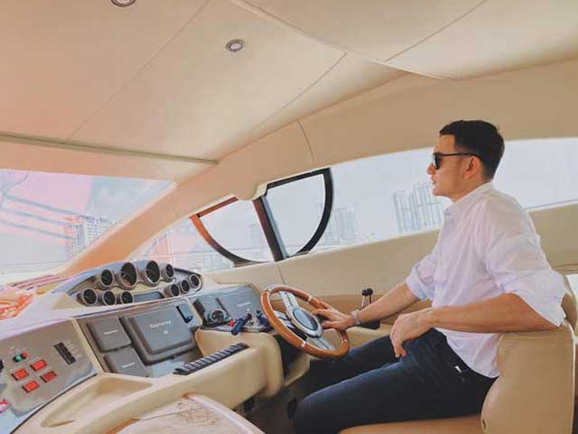 Lâm Tây mặc sơ mi trắng lái du thuyền sành điệu, đốn tim vạn chị em