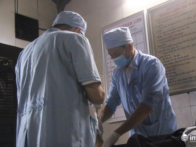 Lạnh người với nghề "trang điểm cho xác chết"