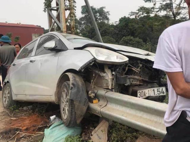 Hà Nội: Xế hộp tự đâm vào hộ lan, thanh tôn xuyên dọc xe