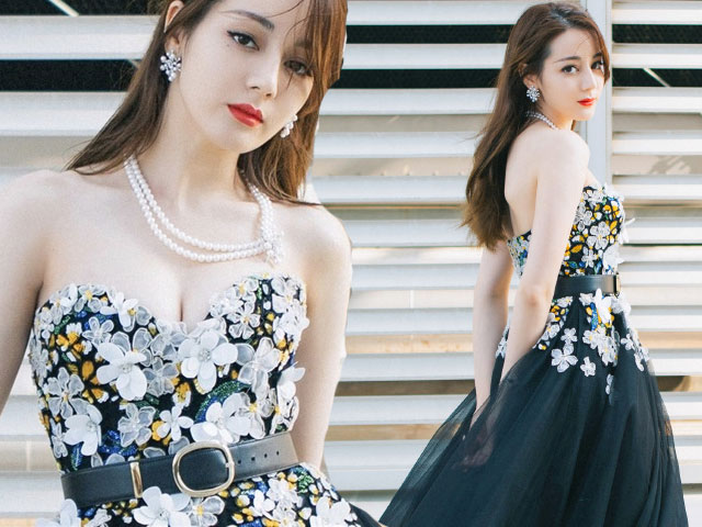 Địch Lệ Nhiệt Ba lúng túng, phải núp sau lưng đồng nghiệp vì đầm trễ như sắp tụt