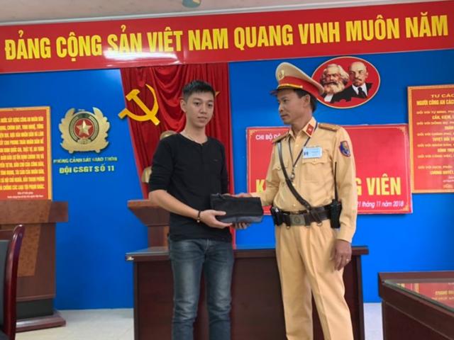 Cảnh sát giao thông nhặt được túi xách có chứa số tiền lớn