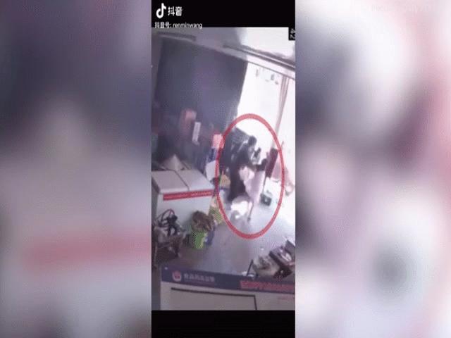 TQ: Khoảnh khắc bố liều mình cứu con khỏi “tử thần” đâm nát cửa hàng