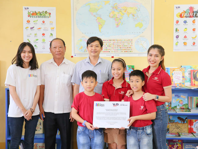Đại sứ Văn hoá Đọc tặng sách và thư viện cho trường học tại An Giang