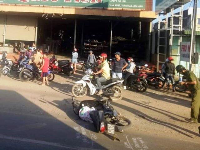 Tai nạn liên hoàn, người vợ khóc ngất trước thi thể chồng và con gái