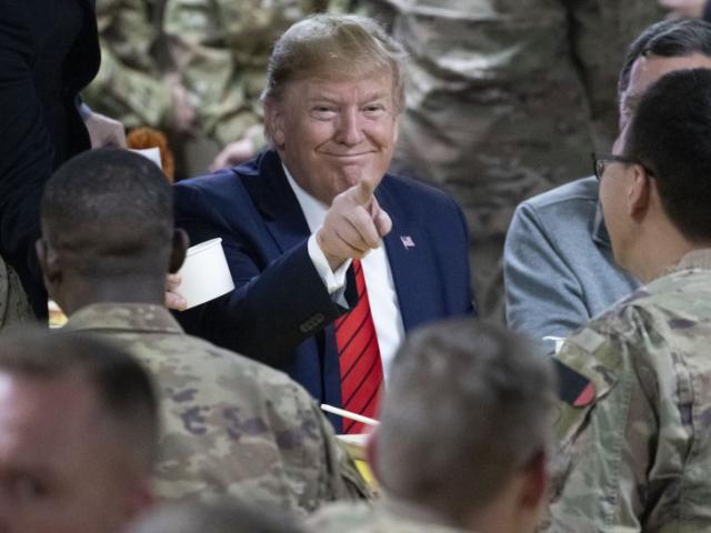 Ông Trump bí mật lên máy bay, 16 giờ sau ở vùng chiến sự nguy hiểm cách 12.000km