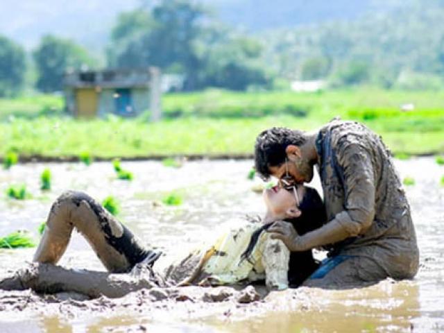 Cặp đôi Ấn Độ lăn lộn trong bùn để chụp ảnh cưới độc nhất vô nhị