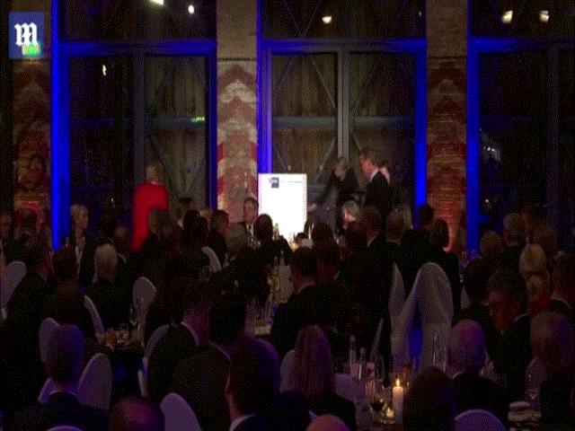 Video: Hết run bần bật khi tiếp khách, Thủ tướng Đức lại suýt ngã khi bước lên bục