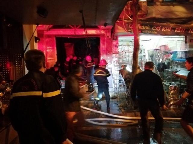 Hai người phụ nữ bị mắc kẹt trong đám cháy lớn tại phố cổ Hà Nội