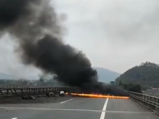 Xe container đâm vào dải phân cách trên cao tốc rồi bốc cháy dữ dội