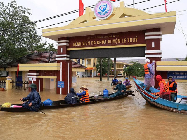 Nhiều trường giảm học phí, tặng học bổng cho sinh viên vùng lũ