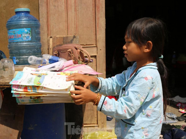 Sách vở bị lũ cuốn trôi, học sinh rốn lũ Quảng Bình khó khăn trước ngày trở lại trường