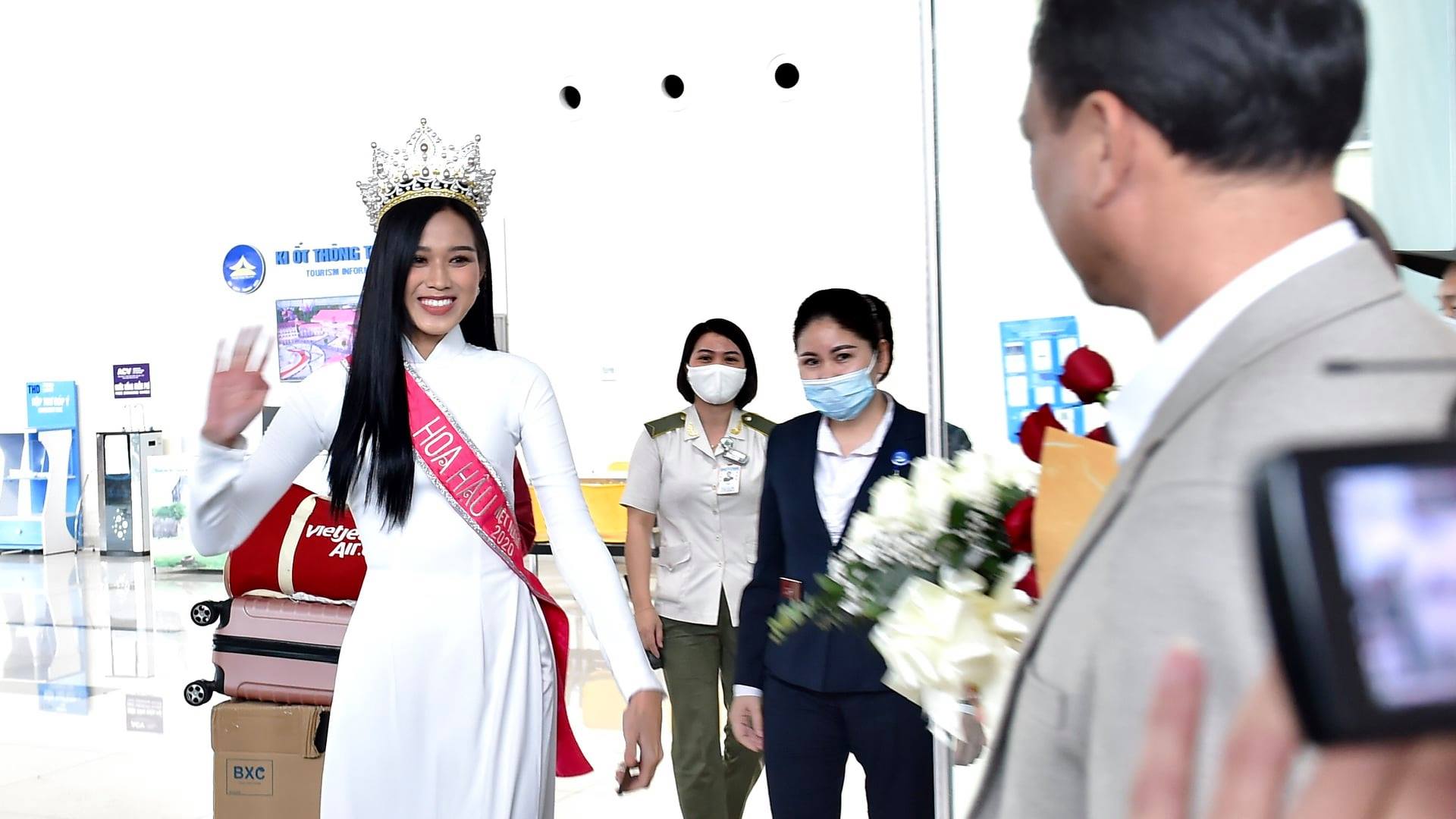 Hoa hậu Đỗ Thị Hà về thăm quê: Người dân xã Cầu Lộc - Thanh Hóa vui như trẩy hội - 1