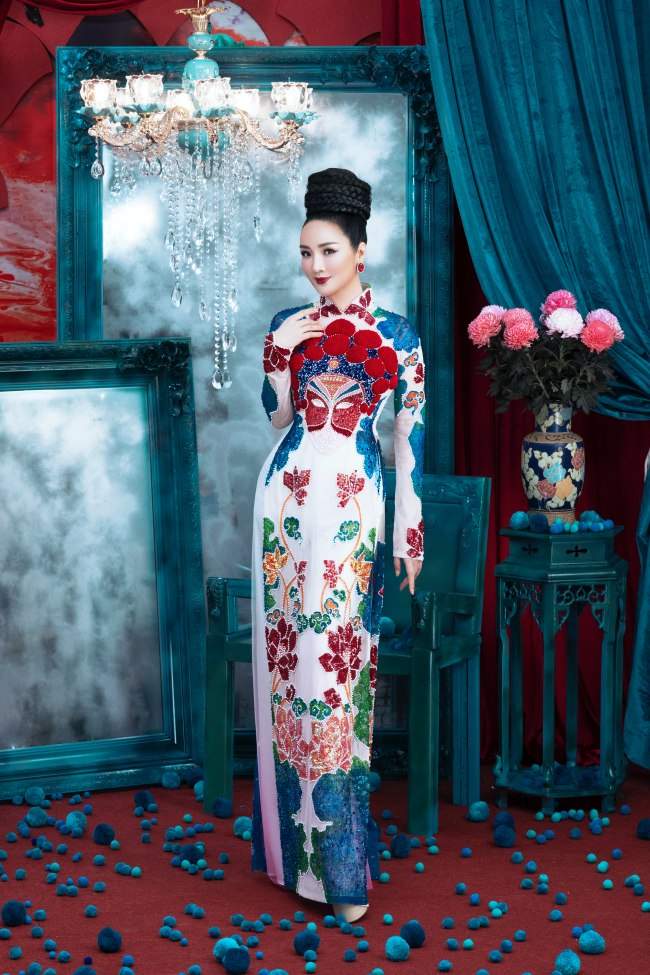 Hoa hậu Đền Hùng đẹp như tranh vẽ trong thiết kế áo dài đính kết - 1