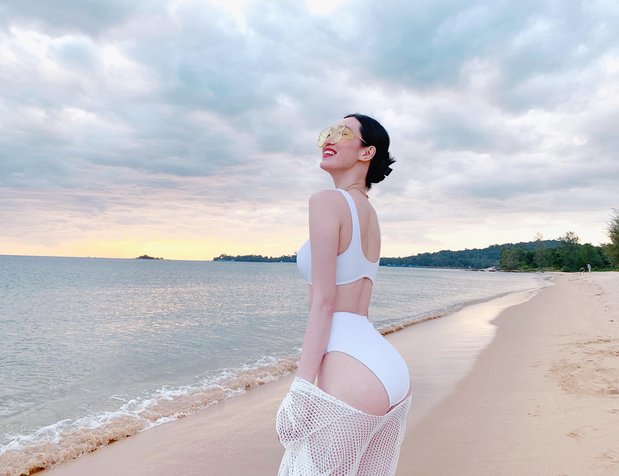 Tuyển tập bikini khoét hông cao của Khánh My, mặc quanh năm không chán - 3