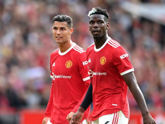 Pogba sa sút 4 trận 0 kiến tạo ở MU, bị tố “ghen tỵ“ với hào quang của Ronaldo