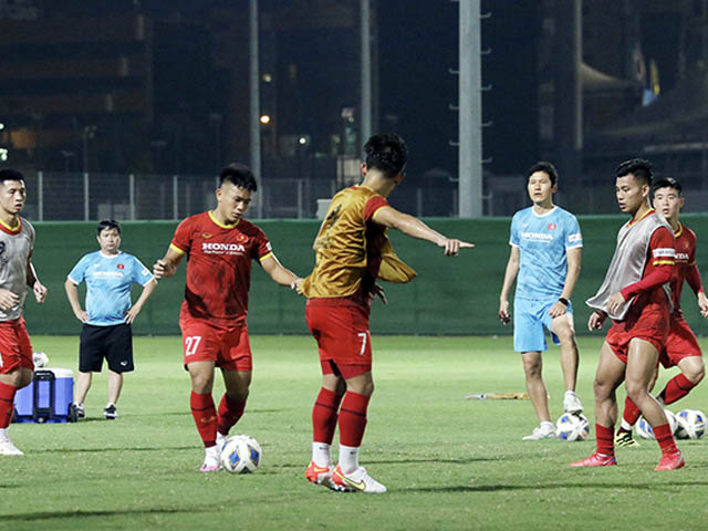 Thầy Park “tái mặt” khi SAO ĐT Việt Nam bỏ dở buổi tập ở UAE