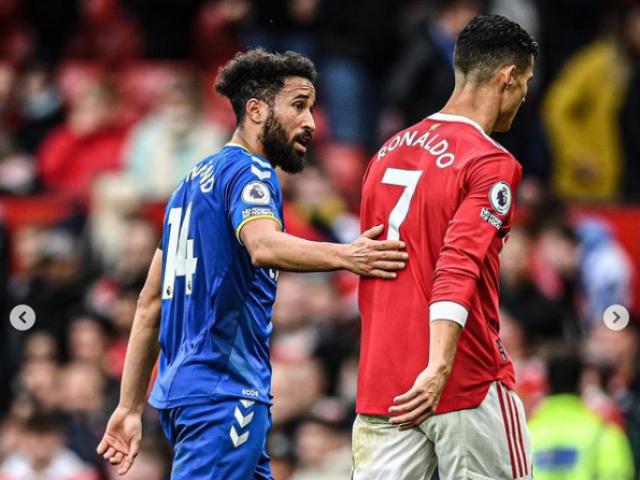 Ronaldo giận dữ “bỏ mặc“ CĐV, fan tranh cãi chuyện CR7 dự bị cho Cavani ở MU