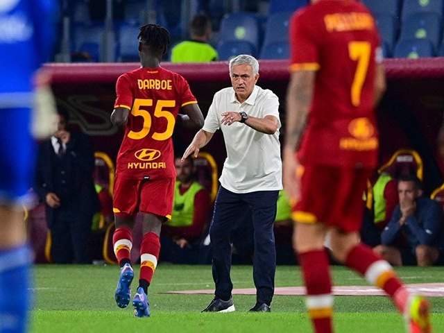 Mourinho giúp AS Roma thăng hoa, mặt cau có đón kỷ lục “vô tiền khoáng hậu“