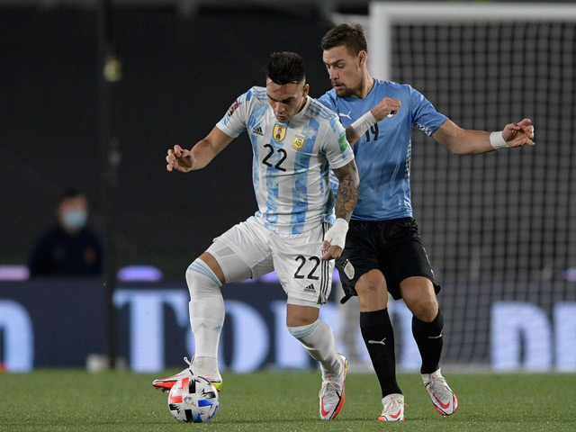 Video bóng đá Argentina - Uruguay: Xà ngang & cột dọc, khác biệt Messi (Vòng loại World Cup) (H1)