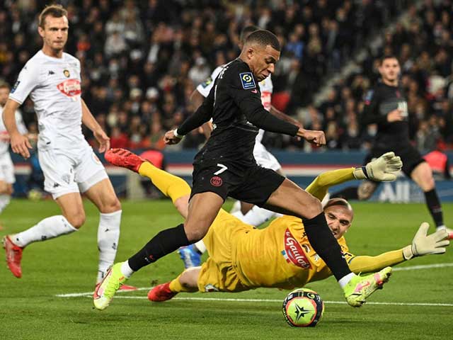 Tranh cãi VAR “biếu“ PSG 2 bàn thắng như trò đùa, Mbappe hưởng lợi