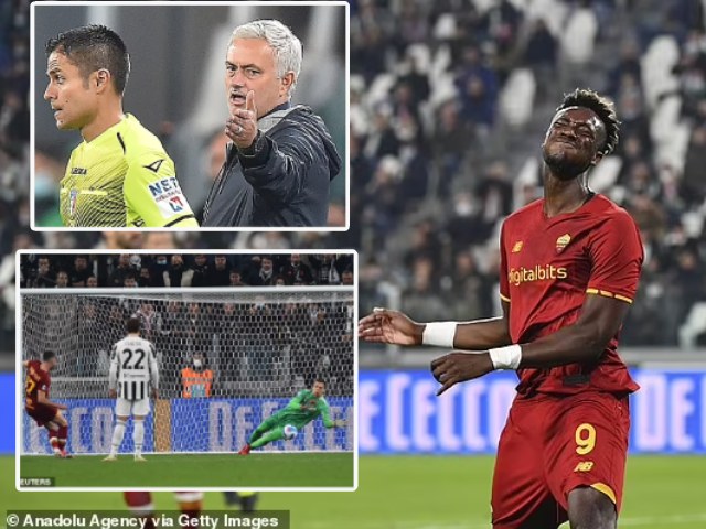 Mourinho khiêu khích fan cuồng khi AS Roma thua vì bị trọng tài “cướp“ bàn thắng