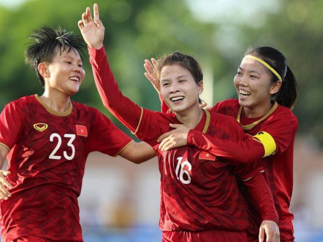 Những cống hiến lặng lẽ của “bóng hồng” đá bóng