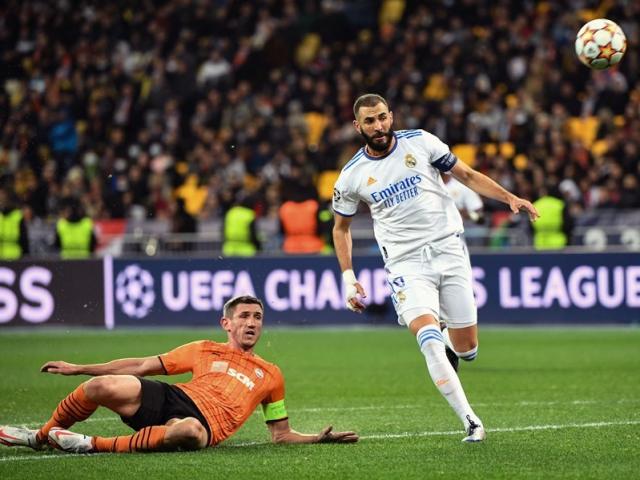 Real đại thắng lập hàng loạt cột mốc mới, dằn mặt Barca trước Siêu kinh điển