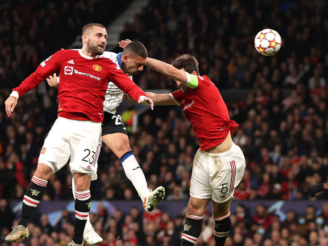 Maguire lại “tấu hài“, cú đúp sai lầm: Fan MU đòi tước băng đội trưởng