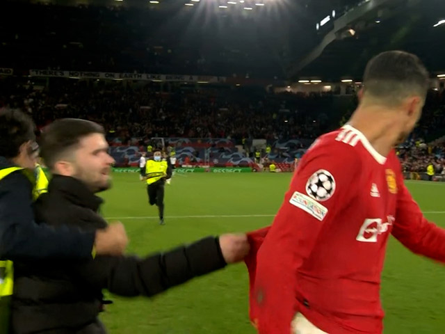 Ronaldo bị fan cuồng túm áo, nhân viên an ninh “giải cứu“ bằng cú xoạc như trung vệ