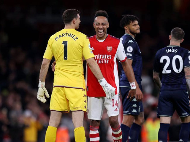 Thủ môn từng khiêu khích Ronaldo lại giở “trò mèo“ với Arsenal, hứng cái kết đắng