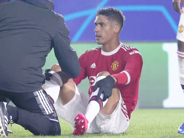 MU trả giá đắt: Varane chấn thương gân khoeo, nguy cơ lỡ đại chiến Man City