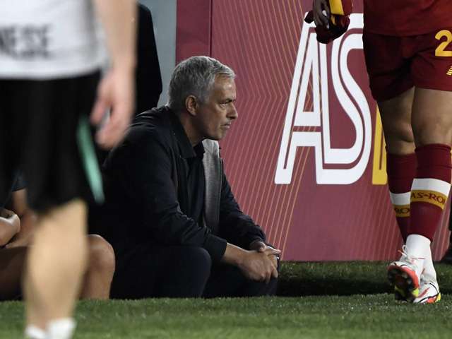 AS Roma thoát thua đội “tí hon“, Mourinho được thể “cà khịa“ trọng tài