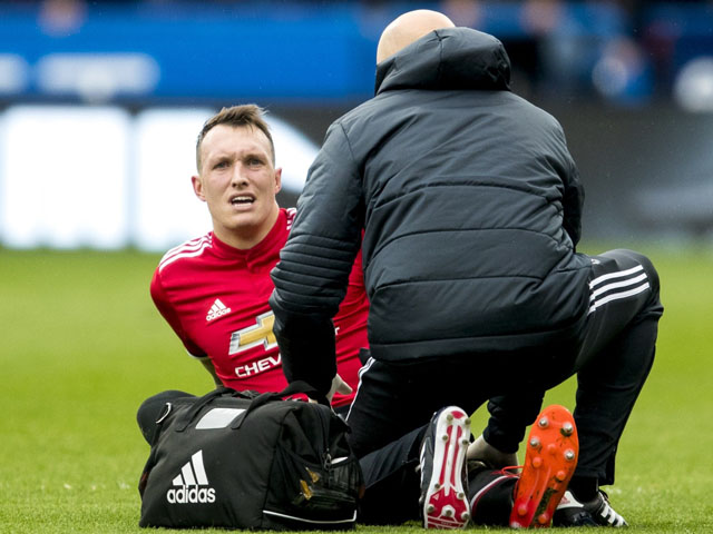 “Bệnh binh“ Phil Jones của MU được 13 đội chiêu mộ dù gần 2 năm không đá
