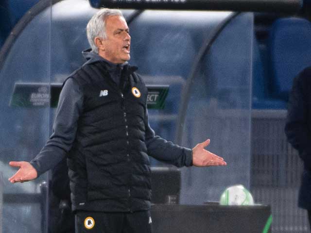 Roma - Mourinho thua ngược gây sốc: “Người đặc biệt“ chửi phóng viên, nổi cáu với học trò