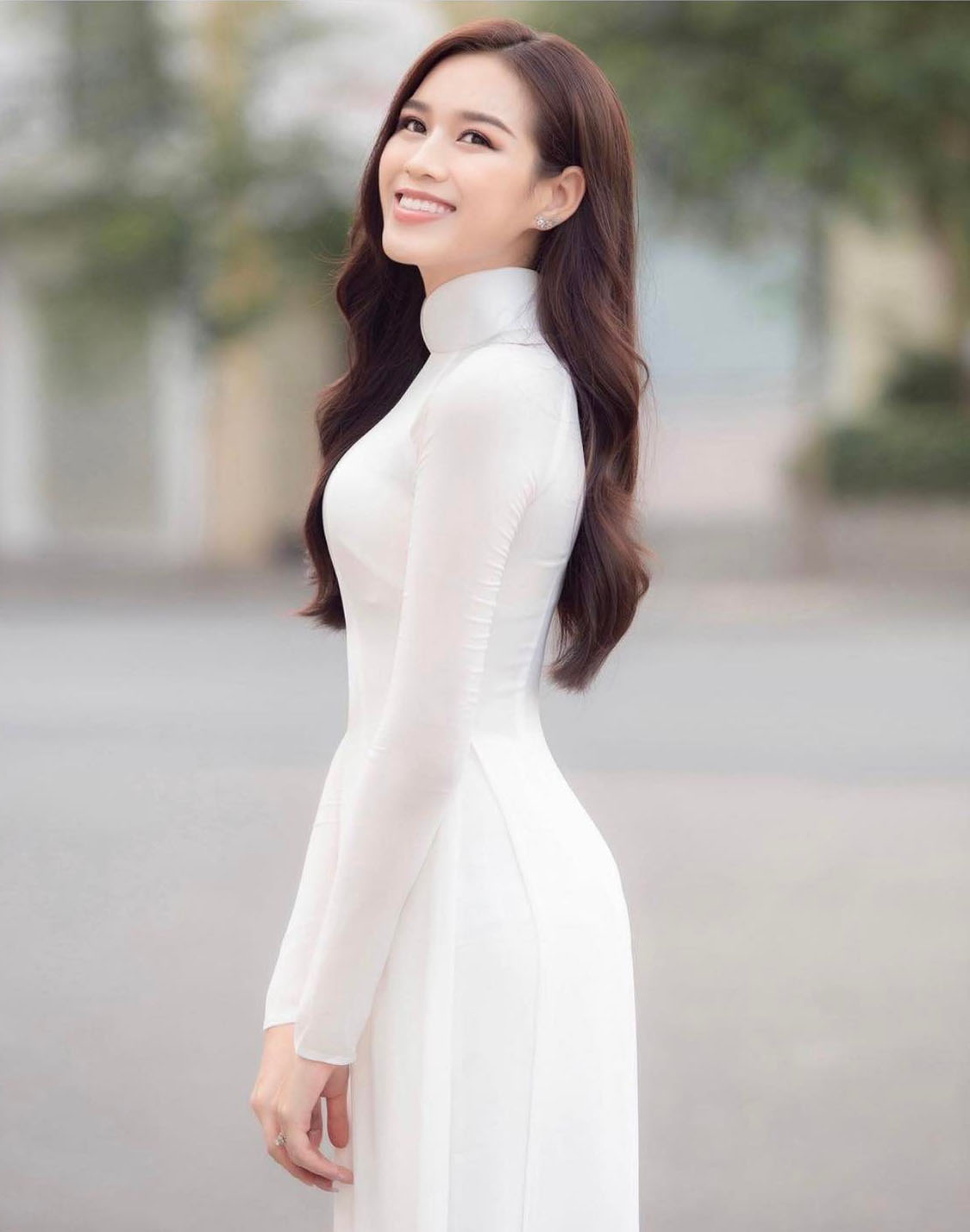 Sau lần mắc lỗi nội y, hoa hậu Đỗ Thị Hà mặc áo dài trắng mỏng sexy mà vẫn như nàng thơ - 1