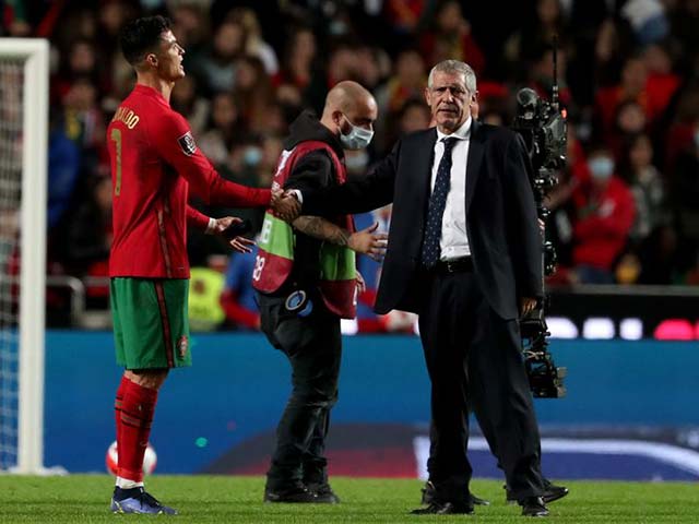 ĐT Bồ Đào Nha hụt vé sớm World Cup, định đoạt tương lai thầy Ronaldo