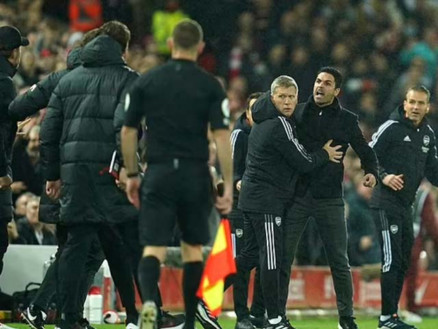 HLV Klopp và Arteta suýt lao vào nhau trên sân, nói gì sau sự việc?