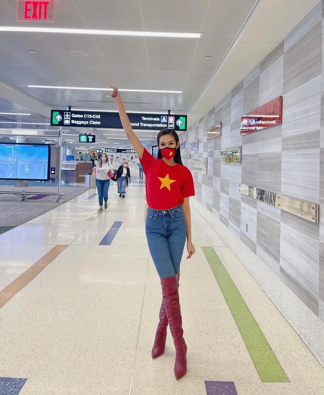 Đỗ Thị Hà diện áo cờ đỏ sao vàng nổi bật ở sân bay Mỹ, chuẩn bị nhập cuộc tại Miss World - 2