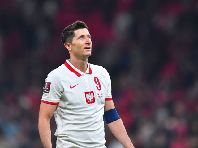 Lewandowski dính bê bối: Nghi án mắc bệnh “sao”, lấn quyền HLV