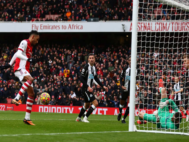 SAO Arsenal “tấu hài“ trước khung thành trống, triệu fan đòi bán đứt cho Barca