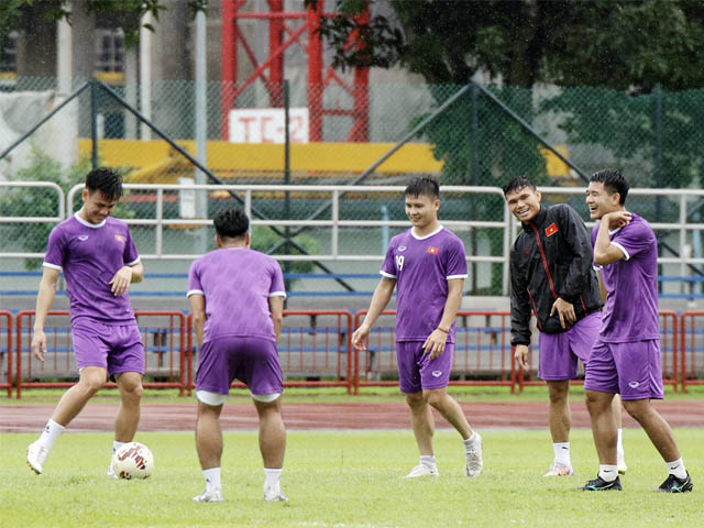 ĐT Việt Nam tập dưới mưa, ăn cơm hộp ở Singapore chờ so tài AFF Cup