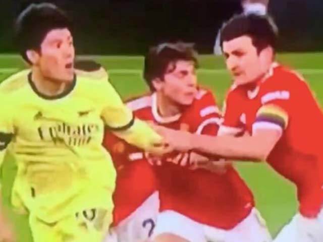 Maguire kéo ngã hậu vệ Arsenal nhưng MU thoát 11m, fan chê “trò hề“ như đô vật WWE