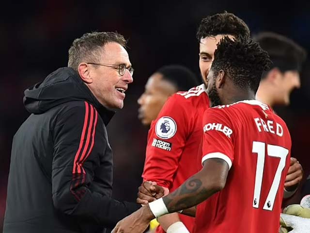 Fred bỗng nhận cảnh báo từ HLV Rangnick, bị Fernandes - De Gea “đùa dai“