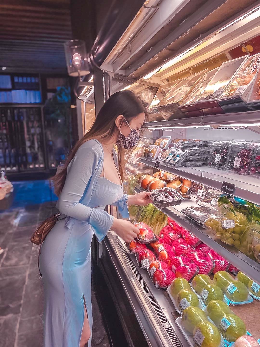 Hot girl Đài Loan mặc váy ôm sát đi mua hoa quả trong siêu thị thu hút vạn ánh nhìn - 1