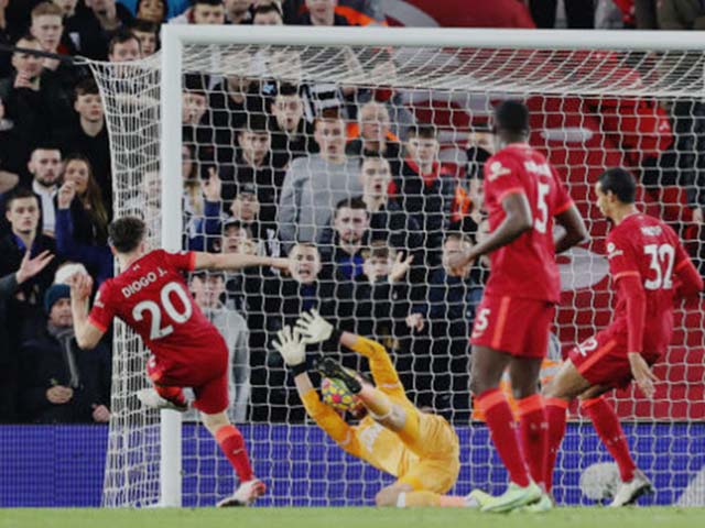 Liverpool lập 2 kỷ lục vô tiền khoáng hậu, nghi án trọng tài “giúp“ ghi 2 bàn